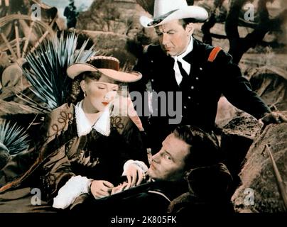 Eleanor Parker & William Holden Film: Escape From Fort Bravo (1953) Regie: John Sturges 04 December 1953 **WARNUNG** Dieses Foto ist nur für redaktionelle Zwecke bestimmt und unterliegt dem Copyright von MGM und/oder dem von der Film- oder Produktionsfirma beauftragten Fotografen und kann nur durch Publikationen im Zusammenhang mit der Bewerbung des oben genannten Films reproduziert werden. Eine obligatorische Gutschrift an MGM ist erforderlich. Der Fotograf sollte auch bei Bekanntwerden des Fotos gutgeschrieben werden. Ohne schriftliche Genehmigung der Film Company kann keine kommerzielle Nutzung gewährt werden. Stockfoto