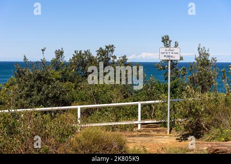 Ein Schild für eine Krisenhotline zur Selbstmordprävention an den Klippen in Dunningham Reserve entlang des Bondi-to-Coogee-Spaziergangs Stockfoto