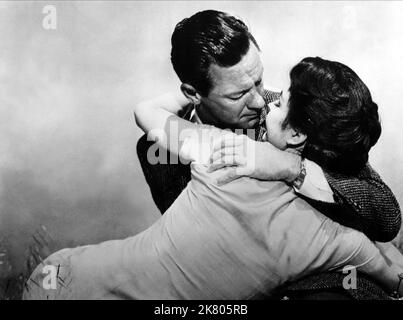 William Holden & Jennifer Jones Film: Love is A Many-Splendoured Thing (1958) Charaktere: Mark Elliott & Dr. Han Suyin Regie: Henry King 18 August 1955 **WARNUNG** Dieses Foto ist nur für den redaktionellen Gebrauch bestimmt und unterliegt dem Copyright von 20 CENTURY FOX und/oder des Fotografen, der von der Film- oder Produktionsfirma beauftragt wurde, und kann nur durch Publikationen im Zusammenhang mit der Bewerbung des oben genannten Films reproduziert werden. Eine obligatorische Gutschrift an 20 CENTURY FOX ist erforderlich. Der Fotograf sollte auch bei Bekanntwerden des Fotos gutgeschrieben werden. Ohne schriftliche Genehmigung der Film Company kann keine kommerzielle Nutzung gewährt werden. Stockfoto