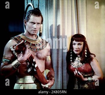 Charlton Heston & Anne Baxter Film: Die zehn Gebote (USA 1956) Charaktere: MOSES, NEFRETIRI Regie: Cecil B. DeMille 05 October 1956 **WARNUNG** Dieses Foto ist nur für den redaktionellen Gebrauch bestimmt und unterliegt dem Copyright von UNIVERSAL und/oder dem Fotografen, der von der Film- oder Produktionsfirma beauftragt wurde und darf nur durch Publikationen im Zusammenhang mit der Bewerbung des oben genannten Films reproduziert werden. Eine obligatorische Gutschrift an UNIVERSAL ist erforderlich. Der Fotograf sollte auch bei Bekanntwerden des Fotos gutgeschrieben werden. Ohne schriftliche Genehmigung der Film Company kann keine kommerzielle Nutzung gewährt werden. Stockfoto