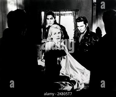 Janet Leigh & Charlton Heston Film: Touch of Evil (USA 1958) Charaktere: Susan 'Susie' Vargas, Ramon Miguel 'Mike' Vargas Regie: Orson Wells 23 April 1958 **WARNUNG** Dieses Foto ist nur für redaktionelle Zwecke bestimmt und unterliegt dem Copyright von UNIVERSAL und/oder dem Fotografen, der von der Film- oder Produktionsfirma beauftragt wurde und darf nur von Publikationen im Zusammenhang mit der Bewerbung des oben genannten Films reproduziert werden. Eine obligatorische Gutschrift an UNIVERSAL ist erforderlich. Der Fotograf sollte auch bei Bekanntwerden des Fotos gutgeschrieben werden. Ohne schriftliche Genehmigung der Film Company kann keine kommerzielle Nutzung gewährt werden. Stockfoto