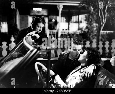 Montgomery Clift & Elizabeth Taylor Film A Place in the Sun (USA 1951) Charaktere: George Eastman, Angela Vickers Regie: George Stevens 14. August 1951 **WARNUNG** dieses Foto ist nur für redaktionelle Zwecke bestimmt und unterliegt dem Urheberrecht von PARAMOUNT und/oder dem Fotografen, der von der Film or Production Company zugewiesen wurde. Es kann nur durch Veröffentlichungen in Verbindung mit der Werbung für den oben genannten Film reproduziert werden. Es ist eine obligatorische Gutschrift bis ÜBERGEORDNETEN BETRAG erforderlich. Der Fotograf sollte ebenfalls angerechnet werden, wenn er bekannt ist. Ohne schriftliche Genehmigung der Film Company kann keine kommerzielle Nutzung gewährt werden. Stockfoto