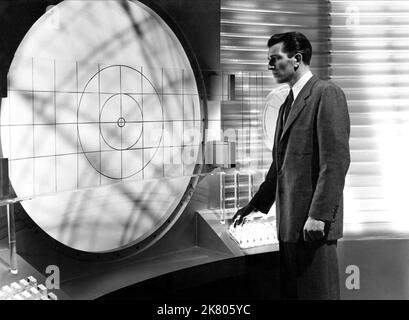 Michael Rennie Film The Day the Earth Standed still (USA 1951) Charaktere: Klaatu Regie: Robert Wise 18. September 1951 **WARNUNG** dieses Foto ist nur für redaktionelle Zwecke bestimmt und unterliegt dem Urheberrecht von 20TH CENTURY FOX und/oder dem Fotografen, der von der Film or Production Company beauftragt wurde. Eine obligatorische Gutschrift für 20TH CENTURY FOX ist erforderlich. Der Fotograf sollte ebenfalls angerechnet werden, wenn er bekannt ist. Ohne schriftliche Genehmigung der Film Company kann keine kommerzielle Nutzung gewährt werden. Stockfoto