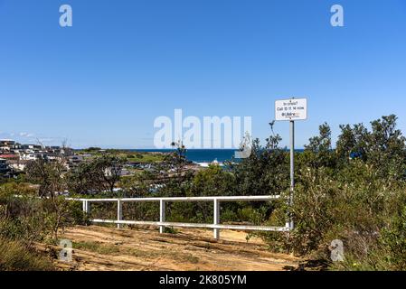 Ein Schild für eine Krisenhotline zur Selbstmordprävention an den Klippen in Dunningham Reserve entlang des Bondi-to-Coogee-Spaziergangs Stockfoto