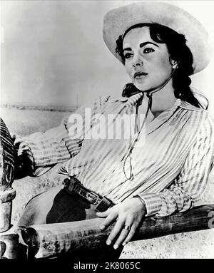 Elizabeth Taylor Film: Giant (USA 1956) Charaktere: Leslie Benedict / Literaturverfilmung (nach dem Buch von Edna Ferber) Regie: George Stevens 10 October 1956 **WARNUNG** Dieses Foto ist nur für redaktionelle Zwecke bestimmt und unterliegt dem Copyright von WARNER BROS. Und/oder des Fotografen, der von der Film- oder Produktionsfirma beauftragt wurde und nur durch Publikationen im Zusammenhang mit der Bewerbung des oben genannten Films reproduziert werden kann. Eine obligatorische Gutschrift an WARNER BROS. Ist erforderlich. Der Fotograf sollte auch bei Bekanntwerden des Fotos gutgeschrieben werden. Ohne schriftliche Genehmigung der Film Com kann keine kommerzielle Nutzung gewährt werden Stockfoto