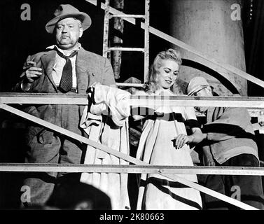 Orson Welles & Janet Leigh Film Touch of Evil (USA 1958) Charaktere: Polizeikapitän Hank Quinlan, Susan 'Susie' Vargas Regie: Orson Wells 23. April 1958 **WARNUNG** dieses Foto ist nur für redaktionelle Zwecke bestimmt und unterliegt dem Urheberrecht von UNIVERSAL und/oder dem Fotografen, der von der Film or Production Company zugewiesen wurde. Eine obligatorische Gutschrift für UNIVERSAL ist erforderlich. Der Fotograf sollte ebenfalls angerechnet werden, wenn er bekannt ist. Ohne schriftliche Genehmigung der Film Company kann keine kommerzielle Nutzung gewährt werden. Stockfoto