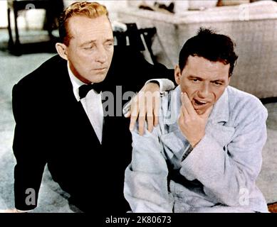 Bing Crosby & Frank Sinatra Film: High Society (USA 1956) Charaktere: C.K. Dexter-Haven, Mike Connor Regie: Charles Walters 17 July 1956 **WARNUNG** Dieses Foto ist nur für den redaktionellen Gebrauch bestimmt und unterliegt dem Copyright von MGM und/oder dem von der Film- oder Produktionsfirma beauftragten Fotografen und kann nur durch Publikationen im Zusammenhang mit der Bewerbung des oben genannten Films reproduziert werden. Eine obligatorische Gutschrift an MGM ist erforderlich. Der Fotograf sollte auch bei Bekanntwerden des Fotos gutgeschrieben werden. Ohne schriftliche Genehmigung der Film Company kann keine kommerzielle Nutzung gewährt werden. Stockfoto