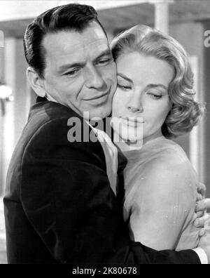 Frank Sinatra & Grace Kelly Film High Society (USA 1956) Charaktere: Mike Connor, Tracy Samantha Lord Regie: Charles Walters 17. Juli 1956 **WARNUNG** dieses Foto ist nur für redaktionelle Zwecke bestimmt und unterliegt dem Copyright von MGM und/oder dem Fotografen, der von der Film or Production Company zugewiesen wurde. Es kann nur durch Veröffentlichungen in Verbindung mit der Werbung für den oben genannten Film reproduziert werden. Eine obligatorische Gutschrift an MGM ist erforderlich. Der Fotograf sollte ebenfalls angerechnet werden, wenn er bekannt ist. Ohne schriftliche Genehmigung der Film Company kann keine kommerzielle Nutzung gewährt werden. Stockfoto