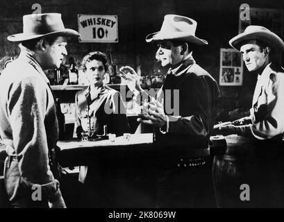 Van Heflins, Felicia Farr & Glenn Ford Film: 3:10 to Yuma (USA 1957) / Literaturverfilmung (nach der Kurzgeschichte von Elmore Leonard) Regie: Delmer Daves 07 August 1957 **WARNUNG** Dieses Foto ist nur für redaktionelle Zwecke bestimmt und unterliegt dem Copyright von COLUMBIA PICTURES und/oder des Fotografen, der von der Film- oder Produktionsfirma beauftragt wurde und darf nur von Publikationen im Zusammenhang mit der Bewerbung des oben genannten Films reproduziert werden. Eine obligatorische Gutschrift für COLUMBIA PICTURES ist erforderlich. Der Fotograf sollte auch bei Bekanntwerden des Fotos gutgeschrieben werden. Ohne schriftliche Genehmigung kann keine kommerzielle Nutzung gewährt werden Stockfoto