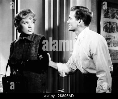 Shirley Maclaine & Rod Taylor Film: Ask Any Girl (USA 1959) Charaktere: MEG Wheeler, Ross Tayford Regie: Charles Walters 21 May 1959 **WARNUNG** Dieses Foto ist nur für redaktionelle Zwecke bestimmt und unterliegt dem Copyright von MGM und/oder dem Fotografen, der von der Film- oder Produktionsfirma beauftragt wurde, und kann nur durch Publikationen im Zusammenhang mit der Bewerbung des oben genannten Films reproduziert werden. Eine obligatorische Gutschrift an MGM ist erforderlich. Der Fotograf sollte auch bei Bekanntwerden des Fotos gutgeschrieben werden. Ohne schriftliche Genehmigung der Film Company kann keine kommerzielle Nutzung gewährt werden. Stockfoto