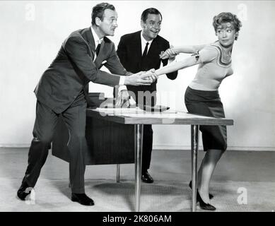 David Niven, Rod Taylor & Shirley Maclaine Film: Ask Any Girl (USA 1959) Charaktere: Miles Doughton, Ross Tayford, Meg Wheeler Regie: Charles Walters 21 May 1959 **WARNUNG** Dieses Foto ist nur für redaktionelle Zwecke bestimmt und unterliegt dem Copyright von MGM und/oder dem Fotografen, der von der Film- oder Produktionsfirma beauftragt wurde, und kann nur durch Publikationen im Zusammenhang mit der Bewerbung des oben genannten Films reproduziert werden. Eine obligatorische Gutschrift an MGM ist erforderlich. Der Fotograf sollte auch bei Bekanntwerden des Fotos gutgeschrieben werden. Ohne schriftliche Genehmigung der Film Company kann keine kommerzielle Nutzung gewährt werden. Stockfoto