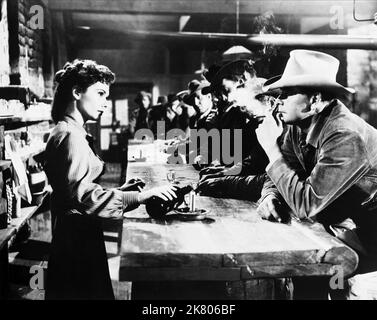 Felicia Farr & Glenn Ford Film: 3:10 to Yuma (USA 1957) / Literaturverfilmung (nach der Kurzgeschichte von Elmore Leonard) Regie: Delmer Daves 07 August 1957 **WARNUNG** Dieses Foto ist nur für redaktionelle Zwecke bestimmt und unterliegt dem Copyright von COLUMBIA PICTURES und/oder des Fotografen, der von der Film- oder Produktionsfirma beauftragt wurde und darf nur von Publikationen im Zusammenhang mit der Bewerbung des oben genannten Films reproduziert werden. Eine obligatorische Gutschrift für COLUMBIA PICTURES ist erforderlich. Der Fotograf sollte auch bei Bekanntwerden des Fotos gutgeschrieben werden. Eine kommerzielle Nutzung kann ohne schriftliche Genehmigung des FI nicht gewährt werden Stockfoto