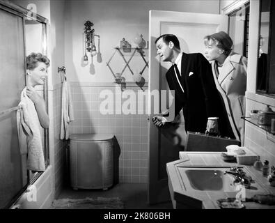 Claire Kelly, Rod Taylor & Shirley Maclaine Film: Ask Any Girl (USA 1959) Charaktere: Lisa, Ross Tayford, Meg Wheeler Regie: Charles Walters 21 May 1959 **WARNUNG** Dieses Foto ist nur für redaktionelle Zwecke bestimmt und unterliegt dem Copyright von MGM und/oder dem Fotografen, der von der Film- oder Produktionsfirma beauftragt wurde, und kann nur durch Publikationen im Zusammenhang mit der Bewerbung des oben genannten Films reproduziert werden. Eine obligatorische Gutschrift an MGM ist erforderlich. Der Fotograf sollte auch bei Bekanntwerden des Fotos gutgeschrieben werden. Ohne schriftliche Genehmigung der Film Company kann keine kommerzielle Nutzung gewährt werden. Stockfoto