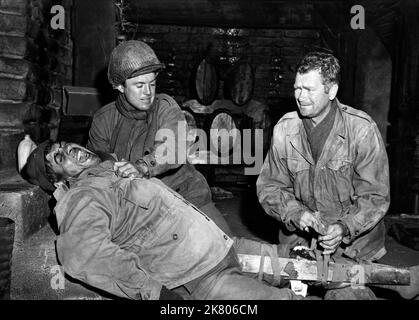 Robert Strauss, Richard Jaeckel & Eddie Albert Film: Attack; Attack! (USA 1956) Zeichen: PFC. Bernstein, Pvt. Snowden, Capt. Erskine Cooney, CO, Fox Co. Director: Robert Aldrich 19 September 1956 **WARNUNG** Dieses Foto ist nur für redaktionelle Verwendung bestimmt und unterliegt dem Copyright von UNITED ARTISTS und/oder dem Fotografen, der von der Film- oder Produktionsfirma beauftragt wurde, und kann nur durch Publikationen im Zusammenhang mit der Bewerbung des oben genannten Films reproduziert werden. Eine obligatorische Gutschrift für UNITED ARTISTS ist erforderlich. Der Fotograf sollte auch bei Bekanntwerden des Fotos gutgeschrieben werden. Ohne eine kommerzielle Nutzung kann keine Verwendung gewährt werden Stockfoto