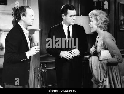 David Niven, Rod Taylor & Shirley Maclaine Film: Ask Any Girl (USA 1959) Charaktere: Miles Doughton, Ross Tayford, Meg Wheeler Regie: Charles Walters 21 May 1959 **WARNUNG** Dieses Foto ist nur für redaktionelle Zwecke bestimmt und unterliegt dem Copyright von MGM und/oder dem Fotografen, der von der Film- oder Produktionsfirma beauftragt wurde, und kann nur durch Publikationen im Zusammenhang mit der Bewerbung des oben genannten Films reproduziert werden. Eine obligatorische Gutschrift an MGM ist erforderlich. Der Fotograf sollte auch bei Bekanntwerden des Fotos gutgeschrieben werden. Ohne schriftliche Genehmigung der Film Company kann keine kommerzielle Nutzung gewährt werden. Stockfoto