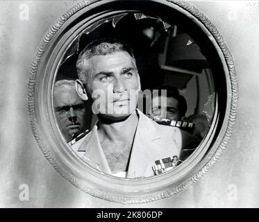 Jeff Chandler Film: Away All Boats (USA 1956) Charaktere: Capt. Jebediah S. Hawks Regie: Joseph Pevney 16. August 1956 **WARNUNG** Dieses Foto ist nur für redaktionelle Zwecke bestimmt und unterliegt dem Copyright von UNIVERSAL und/oder dem Fotografen, der von der Film- oder Produktionsfirma beauftragt wurde und darf nur von Publikationen im Zusammenhang mit der Bewerbung des oben genannten Films reproduziert werden. Eine obligatorische Gutschrift an UNIVERSAL ist erforderlich. Der Fotograf sollte auch bei Bekanntwerden des Fotos gutgeschrieben werden. Ohne schriftliche Genehmigung der Film Company kann keine kommerzielle Nutzung gewährt werden. Stockfoto