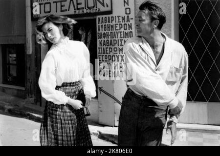 Robert Mitchum & Elisabeth Muller Film: The Angry Hills (1951) Charaktere: Mike Morrison, Lisa Kyriakides (als Elisabeth Mueller) Regie: Arthur Hiller 15 July 1959 **WARNUNG** Dieses Foto ist nur für redaktionelle Verwendung bestimmt und unterliegt dem Copyright von RAYMOND PRODUCTIONS und/oder dem von der Film- oder Produktionsfirma beauftragten Fotografen und kann nur von Publikationen im Zusammenhang mit der Bewerbung des oben genannten Films reproduziert werden. Eine obligatorische Gutschrift an RAYMOND PRODUCTIONS ist erforderlich. Der Fotograf sollte auch bei Bekanntwerden des Fotos gutgeschrieben werden. Ohne schriftliche Genehmigung kann keine kommerzielle Nutzung gewährt werden Stockfoto