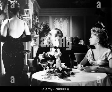 David Niven & Shirley Maclaine Film: Ask Any Girl (USA 1959) Charaktere: Miles Doughton, Meg Wheeler Regie: Charles Walters 21 May 1959 **WARNUNG** Dieses Foto ist nur für redaktionelle Zwecke bestimmt und unterliegt dem Copyright von MGM und/oder dem Fotografen, der von der Film- oder Produktionsfirma beauftragt wurde, und kann nur durch Publikationen im Zusammenhang mit der Bewerbung des oben genannten Films reproduziert werden. Eine obligatorische Gutschrift an MGM ist erforderlich. Der Fotograf sollte auch bei Bekanntwerden des Fotos gutgeschrieben werden. Ohne schriftliche Genehmigung der Film Company kann keine kommerzielle Nutzung gewährt werden. Stockfoto