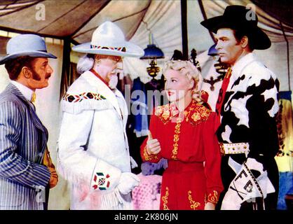 Louis Calhern, Betty Hutton & Howard Keel Film: Annie Get Your Gun (USA 1950) Charaktere: Col. Buffalo Bill Cody, Annie Oakley, Frank Butler / Titel auch: 'Annie Get Your Gun - Annie, Schieß Los!' Regie: George Sidney 17 May 1950 **WARNUNG** Dieses Foto ist nur für redaktionelle Zwecke bestimmt und unterliegt dem Copyright von MGM und/oder dem Fotografen, der von der Film- oder Produktionsfirma beauftragt wurde, und kann nur von Publikationen im Zusammenhang mit der Bewerbung des oben genannten Films reproduziert werden. Eine obligatorische Gutschrift an MGM ist erforderlich. Der Fotograf sollte auch bei Bekanntwerden des Fotos gutgeschrieben werden. Es kann keine kommerzielle Nutzung erfolgen Stockfoto