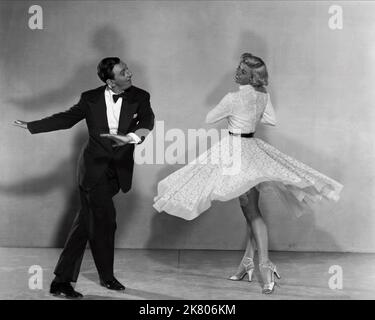 Ray Bolger & Doris Day Film: April in Paris (USA 1952) Charaktere: S. 'Sam' Winthrop Putnam, Ethel S. 'Dynamite' Jackson Regie: David Butler 24 December 1952 **WARNUNG** Dieses Foto ist nur für redaktionelle Zwecke bestimmt und unterliegt dem Copyright von WARNER BROS. Und/oder des Fotografen, der von der Film- oder Produktionsfirma beauftragt wurde und nur durch Publikationen im Zusammenhang mit der Bewerbung des oben genannten Films reproduziert werden kann. Eine obligatorische Gutschrift an WARNER BROS. Ist erforderlich. Der Fotograf sollte auch bei Bekanntwerden des Fotos gutgeschrieben werden. Ohne schriftliche Genehmigung der Film Company kann keine kommerzielle Nutzung gewährt werden. Stockfoto