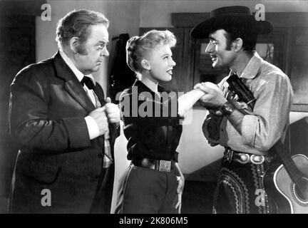 Gene Lockhart, Barbara Ruick & Gilbert Roland Film: Apache war Smoke (1954) Charaktere: Cyril R. Snowden, Nancy Dekker, Peso Herrera Regie: Harold F. Kress 25. September 1952 **WARNUNG** Dieses Foto ist nur für redaktionelle Zwecke bestimmt und unterliegt dem Copyright von MGM und/oder dem Fotografen, der von der Film- oder Produktionsfirma beauftragt wurde, und kann nur durch Publikationen im Zusammenhang mit der Bewerbung des oben genannten Films reproduziert werden. Eine obligatorische Gutschrift an MGM ist erforderlich. Der Fotograf sollte auch bei Bekanntwerden des Fotos gutgeschrieben werden. Ohne schriftliche Genehmigung der Film Company kann keine kommerzielle Nutzung gewährt werden. Stockfoto