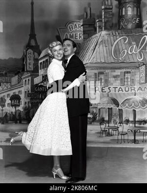 Doris Day & Ray Bolger Film: April in Paris (USA 1952) Charaktere: Ethel S. 'Dynamite' Jackson, S. 'Sam' Winthrop Putnam Regie: David Butler 24 December 1952 **WARNUNG** Dieses Foto ist nur für redaktionelle Zwecke bestimmt und unterliegt dem Copyright von WARNER BROS. Und/oder des Fotografen, der von der Film- oder Produktionsfirma beauftragt wurde und nur durch Publikationen im Zusammenhang mit der Bewerbung des oben genannten Films reproduziert werden kann. Eine obligatorische Gutschrift an WARNER BROS. Ist erforderlich. Der Fotograf sollte auch bei Bekanntwerden des Fotos gutgeschrieben werden. Ohne schriftliche Genehmigung der Film Company kann keine kommerzielle Nutzung gewährt werden. Stockfoto