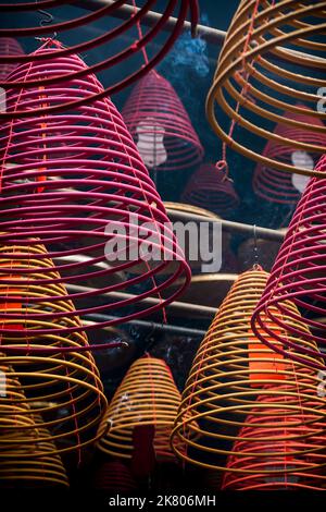 Spiralförmige Räucherstäbchen im Tin Hau Tempel, Yau Ma Tei, Kowloon, Hongkong Stockfoto