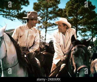 Gilbert Roland & Robert Mitchum Film: Bandido! (USA/MEX 1956) Charaktere: Col. Escobar, Wilson Regisseur: Richard Fleischer 01. September 1956 **WARNUNG** Dieses Foto ist nur für redaktionelle Verwendung bestimmt und unterliegt dem Copyright von BANDIDO-PRODUKTIONEN und/oder dem Fotografen, der von der Film- oder Produktionsfirma beauftragt wurde, und kann nur von Publikationen im Zusammenhang mit der Bewerbung des oben genannten Films reproduziert werden. Eine obligatorische Gutschrift für BANDIDO-PRODUKTIONEN ist erforderlich. Der Fotograf sollte auch bei Bekanntwerden des Fotos gutgeschrieben werden. Ohne schriftliche Genehmigung der Film Company kann keine kommerzielle Nutzung gewährt werden. Stockfoto