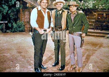 Dan Blocker, Lorne Greene & Michael Landon Fernsehen: Bonanza (TV-Serie) Charaktere: Eric 'Hoss' Cartwright, Ben Cartwright, Joseph 'Little Joe' Cartwright USA 1959-1973, 12. September 1959 **WARNUNG** Dieses Foto ist nur für redaktionelle Zwecke bestimmt und unterliegt dem Copyright von NBC und/oder dem Fotografen, der von der Film- oder Produktionsfirma beauftragt wurde, und kann nur von Publikationen im Zusammenhang mit der Bewerbung des oben genannten Films reproduziert werden. Eine obligatorische Gutschrift an NBC ist erforderlich. Der Fotograf sollte auch bei Bekanntwerden des Fotos gutgeschrieben werden. Eine kommerzielle Nutzung kann ohne schriftliche Genehmigung des FI nicht gewährt werden Stockfoto