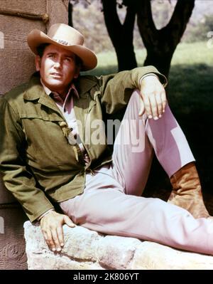 Michael Landon Television: Bonanza (TV-Serie) Charaktere: Joseph 'Little Joe' Cartwright USA 1959-1973, 12. September 1959 **WARNUNG** Dieses Foto ist nur für redaktionelle Verwendung bestimmt und unterliegt dem Copyright von NBC und/oder dem von der Film- oder Produktionsfirma beauftragten Fotografen.Es kann nur von Publikationen im Zusammenhang mit der Bewerbung des oben genannten Films reproduziert werden. Eine obligatorische Gutschrift an NBC ist erforderlich. Der Fotograf sollte auch bei Bekanntwerden des Fotos gutgeschrieben werden. Ohne schriftliche Genehmigung der Film Company kann keine kommerzielle Nutzung gewährt werden. Stockfoto