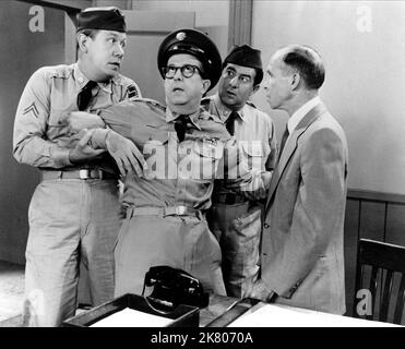 Allan Melvin, Phil Silvers & Harvey Lembeck Television: The Phil Silvers Show; Sergeant Bilko (TV-Serie) Charaktere: CPL. Steve Henshaw, MSgt. Ernest G. Bilko, CPL. Rocco Barbella USA 1955-1959, 20. September 1955 **WARNUNG** Dieses Foto ist nur für den redaktionellen Gebrauch bestimmt und unterliegt dem Copyright von CBS und/oder des Fotografen, der von der Film- oder Produktionsfirma beauftragt wurde und darf nur durch Publikationen im Zusammenhang mit der Bewerbung des oben genannten Films reproduziert werden. Eine obligatorische Gutschrift an CBS ist erforderlich. Der Fotograf sollte auch bei Bekanntwerden des Fotos gutgeschrieben werden. Ohne Schreibzugriff kann keine kommerzielle Nutzung gewährt werden Stockfoto