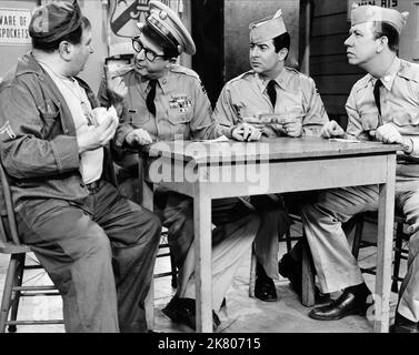 Maurice Gosfield, Phil Silvers, Harvey Lembeck & Allan Melvin Television: The Phil Silvers Show; Sergeant Bilko (TV-Serie) Charaktere: Pvt. Duane Doberman, MSgt. Ernest G. Bilko, CPL. Rocco Barbella, Cpl. Steve Henshaw USA 1955-1959, 20. September 1955 **WARNUNG** Dieses Foto ist nur für den redaktionellen Gebrauch bestimmt und unterliegt dem Copyright von CBS und/oder des Fotografen, der von der Film- oder Produktionsfirma beauftragt wurde und darf nur durch Publikationen im Zusammenhang mit der Bewerbung des oben genannten Films reproduziert werden. Eine obligatorische Gutschrift an CBS ist erforderlich. Der Fotograf sollte auch bei Bekanntwerden des Fotos gutgeschrieben werden. Keine Kommune Stockfoto