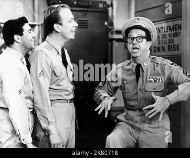 Harvey Lembeck, Allan Melvin & Phil Silvers Television: The Phil Silvers Show; Sergeant Bilko (TV-Serie) Charaktere: CPL. Rocco Barbella, Cpl. Steve Henshaw, MSgt. Ernest G. Bilko USA 1955-1959, 20. September 1955 **WARNUNG** Dieses Foto ist nur für den redaktionellen Gebrauch bestimmt und unterliegt dem Copyright von CBS und/oder des Fotografen, der von der Film- oder Produktionsfirma beauftragt wurde, und kann nur durch Publikationen im Zusammenhang mit der Bewerbung des oben genannten Films reproduziert werden. Eine obligatorische Gutschrift an CBS ist erforderlich. Der Fotograf sollte auch bei Bekanntwerden des Fotos gutgeschrieben werden. Ohne Schreibzugriff kann keine kommerzielle Nutzung gewährt werden Stockfoto