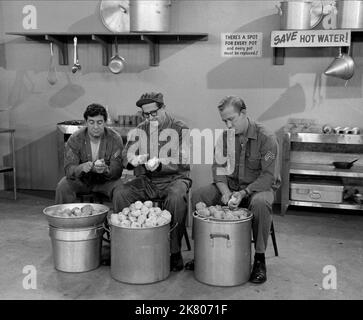 Harvey Lembeck, Phil Silvers & Allan Melvin Television: The Phil Silvers Show; Sergeant Bilko (TV-Serie) Charaktere: CPL. Rocco Barbella, MSgt. Ernest G. Bilko, CPL. Steve Henshaw USA 1955-1959, 20. September 1955 **WARNUNG** Dieses Foto ist nur für den redaktionellen Gebrauch bestimmt und unterliegt dem Copyright von CBS und/oder des Fotografen, der von der Film- oder Produktionsfirma beauftragt wurde und darf nur durch Publikationen im Zusammenhang mit der Bewerbung des oben genannten Films reproduziert werden. Eine obligatorische Gutschrift an CBS ist erforderlich. Der Fotograf sollte auch bei Bekanntwerden des Fotos gutgeschrieben werden. Ohne Schreibzugriff kann keine kommerzielle Nutzung gewährt werden Stockfoto