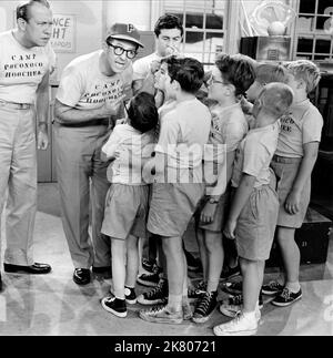 Allan Melvin, Phil Silvers & Harvey Lembeck Television: The Phil Silvers Show; Sergeant Bilko (TV-Serie) Charaktere: CPL. Steve Henshaw, MSgt. Ernest G. Bilko, CPL. Rocco Barbella USA 1955-1959, 20. September 1955 **WARNUNG** Dieses Foto ist nur für den redaktionellen Gebrauch bestimmt und unterliegt dem Copyright von CBS und/oder des Fotografen, der von der Film- oder Produktionsfirma beauftragt wurde und darf nur durch Publikationen im Zusammenhang mit der Bewerbung des oben genannten Films reproduziert werden. Eine obligatorische Gutschrift an CBS ist erforderlich. Der Fotograf sollte auch bei Bekanntwerden des Fotos gutgeschrieben werden. Ohne Schreibzugriff kann keine kommerzielle Nutzung gewährt werden Stockfoto