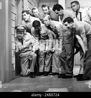 Phil Silvers, Harvey Lembeck & Allan Melvin Television: The Phil Silvers Show; Sergeant Bilko (TV-Serie) Charaktere: MSgt. Ernest G. Bilko, CPL. Rocco Barbella, Cpl. Steve Henshaw USA 1955-1959, 20. September 1955 **WARNUNG** Dieses Foto ist nur für den redaktionellen Gebrauch bestimmt und unterliegt dem Copyright von CBS und/oder des Fotografen, der von der Film- oder Produktionsfirma beauftragt wurde und darf nur durch Publikationen im Zusammenhang mit der Bewerbung des oben genannten Films reproduziert werden. Eine obligatorische Gutschrift an CBS ist erforderlich. Der Fotograf sollte auch bei Bekanntwerden des Fotos gutgeschrieben werden. Ohne Schreibzugriff kann keine kommerzielle Nutzung gewährt werden Stockfoto