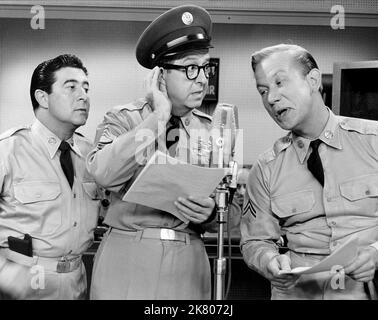 Harvey Lembeck, Phil Silvers & Allan Melvin Television: The Phil Silvers Show; Sergeant Bilko (TV-Serie) Charaktere: CPL. Rocco Barbella, MSgt. Ernest G. Bilko, CPL. Steve Henshaw USA 1955-1959, 20. September 1955 **WARNUNG** Dieses Foto ist nur für den redaktionellen Gebrauch bestimmt und unterliegt dem Copyright von CBS und/oder des Fotografen, der von der Film- oder Produktionsfirma beauftragt wurde und darf nur durch Publikationen im Zusammenhang mit der Bewerbung des oben genannten Films reproduziert werden. Eine obligatorische Gutschrift an CBS ist erforderlich. Der Fotograf sollte auch bei Bekanntwerden des Fotos gutgeschrieben werden. Ohne Schreibzugriff kann keine kommerzielle Nutzung gewährt werden Stockfoto