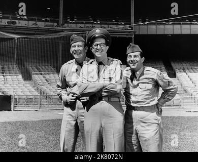 Allan Melvin, Phil Silvers & Harvey Lembeck Television: The Phil Silvers Show; Sergeant Bilko (TV-Serie) Charaktere: CPL. Steve Henshaw, MSgt. Ernest G. Bilko, CPL. Rocco Barbella USA 1955-1959, 20. September 1955 **WARNUNG** Dieses Foto ist nur für den redaktionellen Gebrauch bestimmt und unterliegt dem Copyright von CBS und/oder des Fotografen, der von der Film- oder Produktionsfirma beauftragt wurde und darf nur durch Publikationen im Zusammenhang mit der Bewerbung des oben genannten Films reproduziert werden. Eine obligatorische Gutschrift an CBS ist erforderlich. Der Fotograf sollte auch bei Bekanntwerden des Fotos gutgeschrieben werden. Ohne Schreibzugriff kann keine kommerzielle Nutzung gewährt werden Stockfoto