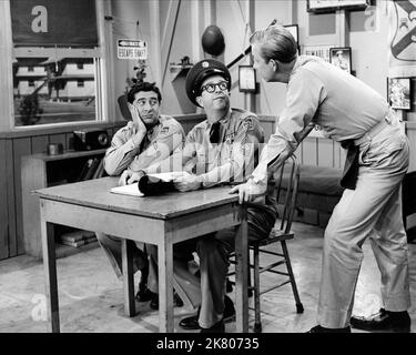 Harvey Lembeck, Phil Silvers & Allan Melvin Television: The Phil Silvers Show; Sergeant Bilko (TV-Serie) Charaktere: CPL. Rocco Barbella, MSgt. Ernest G. Bilko, CPL. Steve Henshaw USA 1955-1959, 20. September 1955 **WARNUNG** Dieses Foto ist nur für den redaktionellen Gebrauch bestimmt und unterliegt dem Copyright von CBS und/oder des Fotografen, der von der Film- oder Produktionsfirma beauftragt wurde und darf nur durch Publikationen im Zusammenhang mit der Bewerbung des oben genannten Films reproduziert werden. Eine obligatorische Gutschrift an CBS ist erforderlich. Der Fotograf sollte auch bei Bekanntwerden des Fotos gutgeschrieben werden. Ohne Schreibzugriff kann keine kommerzielle Nutzung gewährt werden Stockfoto