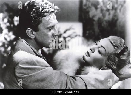 Kirk Douglas & Lana Turner Film: The Bad and the Beautiful (USA 1952) Charaktere: Jonathan Shields, Georgia Lorrison Regie: Vincente Minnelli 25. Dezember 1952 **WARNUNG** Dieses Foto ist nur für redaktionelle Zwecke bestimmt und unterliegt dem Copyright von MGM und/oder dem Fotografen, der von der Film- oder Produktionsfirma beauftragt wurde, und kann nur durch Publikationen im Zusammenhang mit der Bewerbung des oben genannten Films reproduziert werden. Eine obligatorische Gutschrift an MGM ist erforderlich. Der Fotograf sollte auch bei Bekanntwerden des Fotos gutgeschrieben werden. Ohne schriftliche Genehmigung der Film Company kann keine kommerzielle Nutzung gewährt werden. Stockfoto