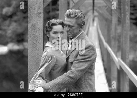 Eve Miller & Kirk Douglas Film: The Big Trees (USA 1952) Charaktere: Alicia Chadwick, Jim Fallon Regie: Felix E. Feist 05 February 1952 **WARNUNG** Dieses Foto ist nur für redaktionelle Zwecke bestimmt und unterliegt dem Copyright von WARNER BROS. Und/oder des Fotografen, der von der Film- oder Produktionsfirma beauftragt wurde und nur durch Publikationen im Zusammenhang mit der Bewerbung des oben genannten Films reproduziert werden kann. Eine obligatorische Gutschrift an WARNER BROS. Ist erforderlich. Der Fotograf sollte auch bei Bekanntwerden des Fotos gutgeschrieben werden. Ohne schriftliche Genehmigung der Film Company kann keine kommerzielle Nutzung gewährt werden. Stockfoto