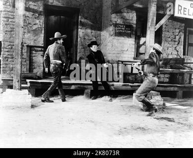 Gunfight Scene Film: Blackjack Ketchum, Desperado (1956) Regie: Earl Bellamy 01 April 1956 **WARNUNG** Dieses Foto ist nur für redaktionelle Zwecke bestimmt und unterliegt dem Copyright von KLEEBLATT-PRODUKTIONEN und/oder dem Fotografen, der von der Film- oder Produktionsfirma beauftragt wurde und darf nur von Publikationen im Zusammenhang mit der Bewerbung des oben genannten Films reproduziert werden. Eine obligatorische Gutschrift für KLEBERPRODUKTIONEN ist erforderlich. Der Fotograf sollte auch bei Bekanntwerden des Fotos gutgeschrieben werden. Ohne schriftliche Genehmigung der Film Company kann keine kommerzielle Nutzung gewährt werden. Stockfoto