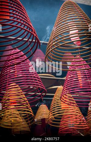 Spiralförmige Räucherstäbchen im Tin Hau Tempel, Yau Ma Tei, Kowloon, Hongkong Stockfoto