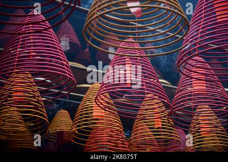 Spiralförmige Räucherstäbchen im Tin Hau Tempel, Yau Ma Tei, Kowloon, Hongkong Stockfoto