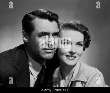 Cary Grant & Paula Raymond Film: Crisis (1950) Charaktere: Dr. Eugene Norland Ferguson, Helen Ferguson Regie: Richard Brooks 03 July 1950 **WARNUNG** Dieses Foto ist nur für redaktionelle Verwendung bestimmt und unterliegt dem Copyright von MGM und/oder dem von der Film- oder Produktionsfirma beauftragten Fotografen und kann nur von Publikationen im Zusammenhang mit der Bewerbung des oben genannten Films reproduziert werden. Eine obligatorische Gutschrift an MGM ist erforderlich. Der Fotograf sollte auch bei Bekanntwerden des Fotos gutgeschrieben werden. Ohne schriftliche Genehmigung der Film Company kann keine kommerzielle Nutzung gewährt werden. Stockfoto