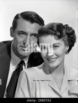 Cary Grant & Paula Raymond Film: Crisis (1950) Charaktere: Dr. Eugene Norland Ferguson, Helen Ferguson Regie: Richard Brooks 03 July 1950 **WARNUNG** Dieses Foto ist nur für redaktionelle Verwendung bestimmt und unterliegt dem Copyright von MGM und/oder dem von der Film- oder Produktionsfirma beauftragten Fotografen und kann nur von Publikationen im Zusammenhang mit der Bewerbung des oben genannten Films reproduziert werden. Eine obligatorische Gutschrift an MGM ist erforderlich. Der Fotograf sollte auch bei Bekanntwerden des Fotos gutgeschrieben werden. Ohne schriftliche Genehmigung der Film Company kann keine kommerzielle Nutzung gewährt werden. Stockfoto