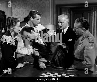 Signe Hasso, Cary Grant, José Ferrer & Leon Ames Film: Crisis (1950) Charaktere: Senora Isabel Farrago, Dr. Eugene Norland Ferguson, Raoul Farrago, Sam Proctor Regie: Richard Brooks 03 July 1950 **WARNUNG** Dieses Foto ist nur für redaktionelle Verwendung bestimmt und unterliegt dem Copyright von MGM und/oder dem von der Film- oder Produktionsfirma beauftragten Fotografen und kann nur von Publikationen im Zusammenhang mit der Bewerbung des oben genannten Films reproduziert werden. Eine obligatorische Gutschrift an MGM ist erforderlich. Der Fotograf sollte auch bei Bekanntwerden des Fotos gutgeschrieben werden. Ohne schriftliche Genehmigung kann keine kommerzielle Nutzung gewährt werden Stockfoto