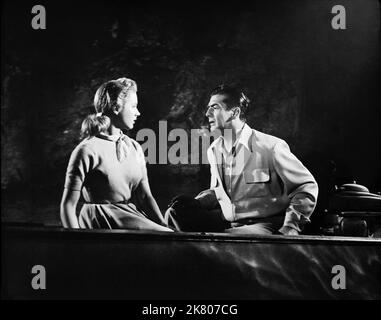 Piper Laurie & Victor Mature Film Dangerous Mission (1954) Charaktere: Louise Graham, Matt Hallett Regie: Louis King 06. März 1954 **WARNUNG** dieses Foto ist nur für redaktionelle Zwecke bestimmt und unterliegt dem Copyright von RKO und/oder dem Fotografen, der von der Film- oder Produktionsgesellschaft zugewiesen wurde. Es kann nur durch Veröffentlichungen in Verbindung mit der Werbung für den oben genannten Film reproduziert werden. Eine obligatorische Gutschrift an RKO ist erforderlich. Der Fotograf sollte ebenfalls angerechnet werden, wenn er bekannt ist. Ohne schriftliche Genehmigung der Film Company kann keine kommerzielle Nutzung gewährt werden. Stockfoto