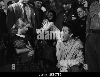 Beverly Washburn & Kirk Douglas Film: The Juggler (USA 1953) Charaktere: Susy, Hans Muller Regie: Edward Dmytryk 05 May 1953 **WARNUNG** Dieses Foto ist nur für den redaktionellen Gebrauch bestimmt und unterliegt dem Copyright von COLUMBIA PICTURES und/oder des Fotografen, der von der Film- oder Produktionsfirma beauftragt wurde und darf nur von Publikationen im Zusammenhang mit der Bewerbung des oben genannten Films reproduziert werden. Eine obligatorische Gutschrift für COLUMBIA PICTURES ist erforderlich. Der Fotograf sollte auch bei Bekanntwerden des Fotos gutgeschrieben werden. Ohne schriftliche Genehmigung der Film Company kann keine kommerzielle Nutzung gewährt werden. Stockfoto