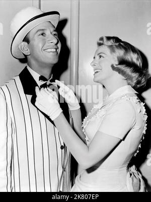 Jose Ferrer & Rosemary Clooney Film: Deep in My Heart (USA 1954) Charaktere: Sigmund Romberg, Spezialität in „The Midnight Girl“ Regie: Stanley Donen 09. Dezember 1954 **WARNUNG** Dieses Foto ist nur für redaktionelle Zwecke bestimmt und unterliegt dem Copyright von MGM und/oder dem von der Film- oder Produktionsfirma beauftragten Fotografen und kann nur durch Publikationen im Zusammenhang mit der Bewerbung des oben genannten Films reproduziert werden. Eine obligatorische Gutschrift an MGM ist erforderlich. Der Fotograf sollte auch bei Bekanntwerden des Fotos gutgeschrieben werden. Ohne schriftliche Genehmigung der Film Company kann keine kommerzielle Nutzung gewährt werden. Stockfoto